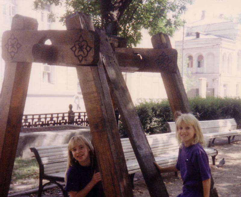 22MoscowParkWithTwoGirls